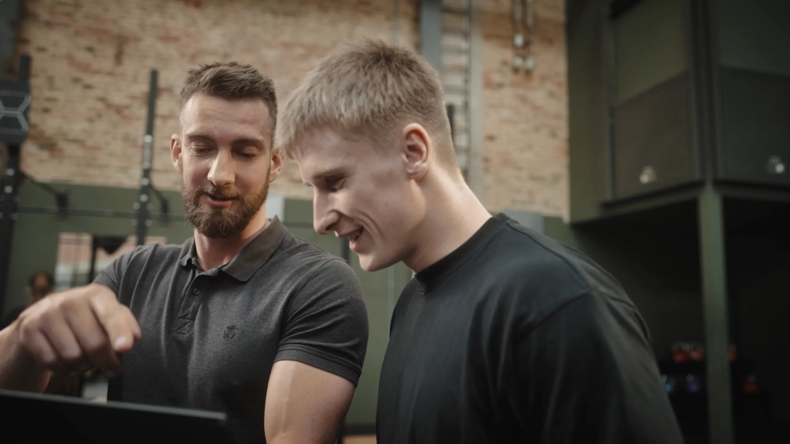 Claes and Ruben reviewing test results on screen